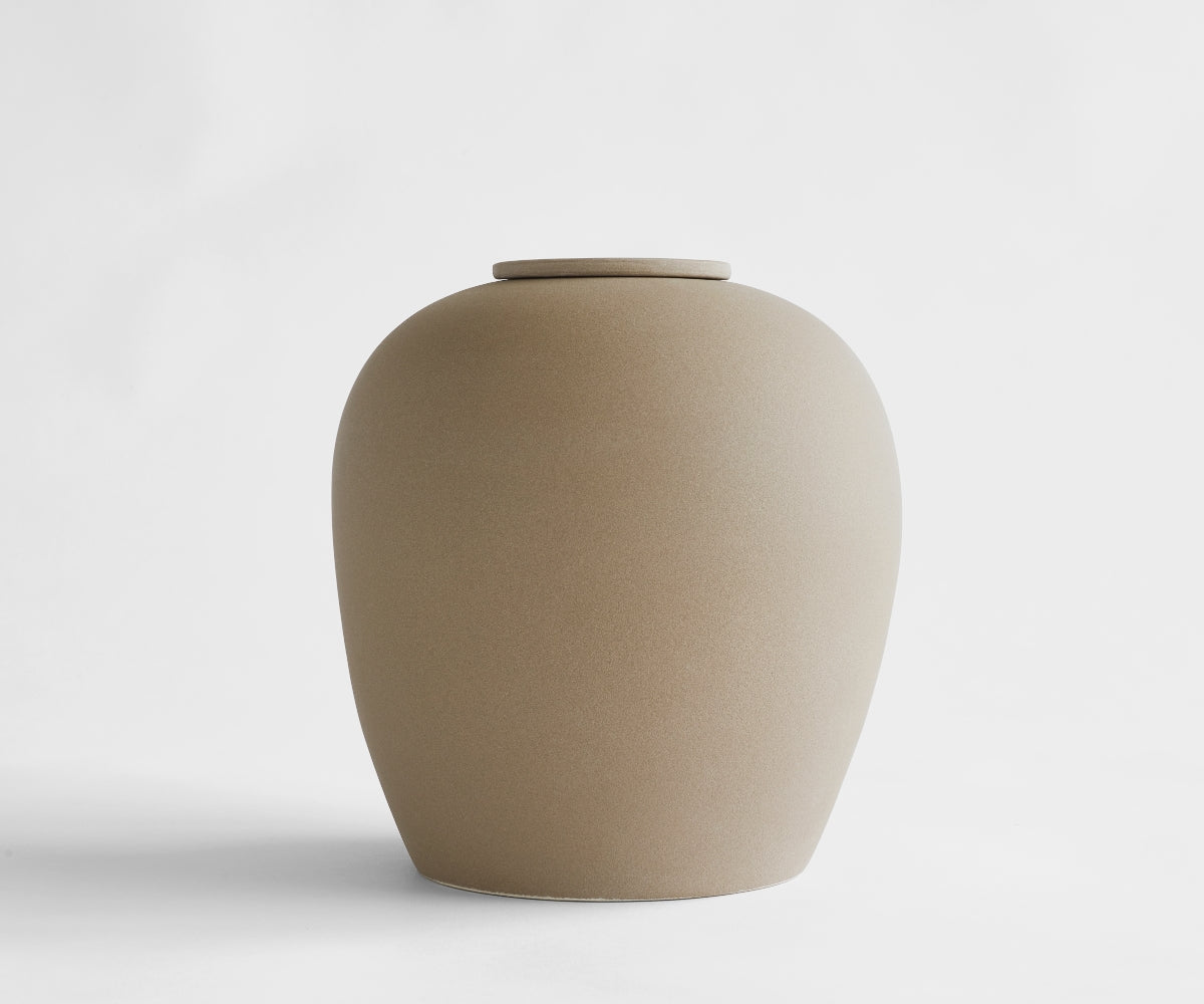 Eco keramieken urn VERNO – zandkleurig engobe, 3,9L - zijaanzicht