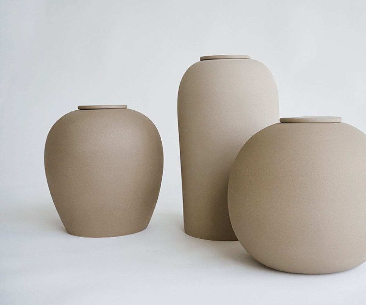 Eco keramieken urn VERNO – zandkleurig engobe, 3,9L - in opstelling