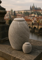 Mini keramieken urn Vltava – Praag, 200ml - in opstelling