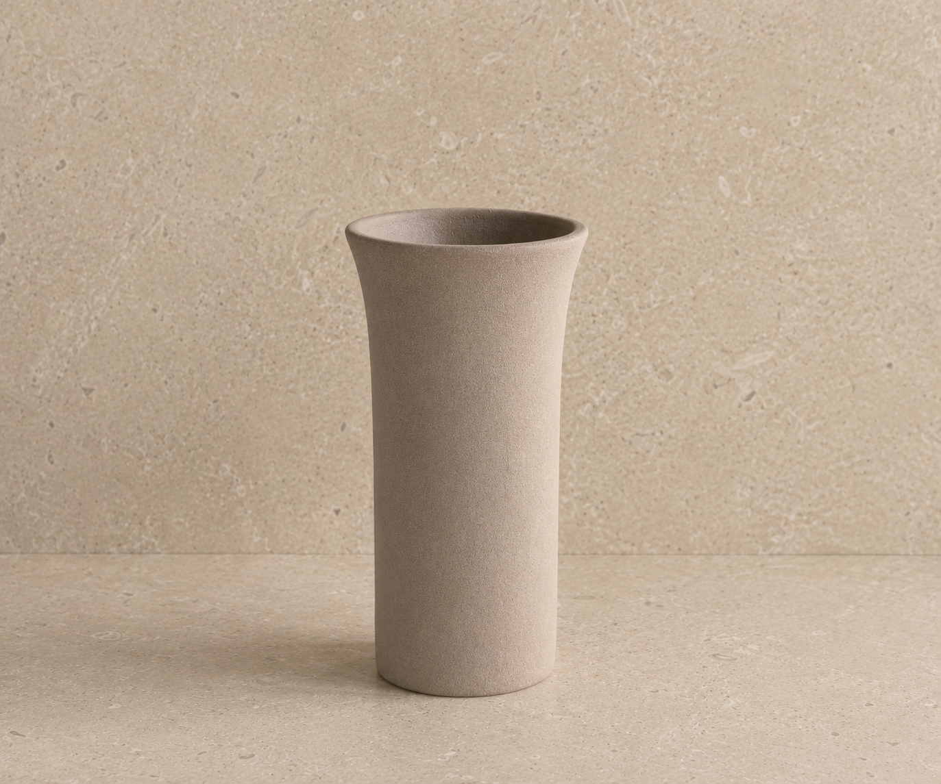 Gedenkvaasje TULIPA – zandkleurig engobe, keramiek - bovenaanzicht