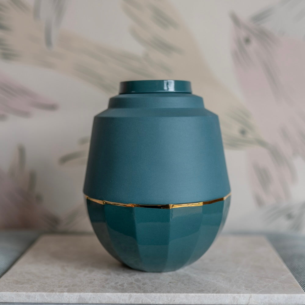 Kleine urn Ayla – donkergroen – goud – 1500 ml