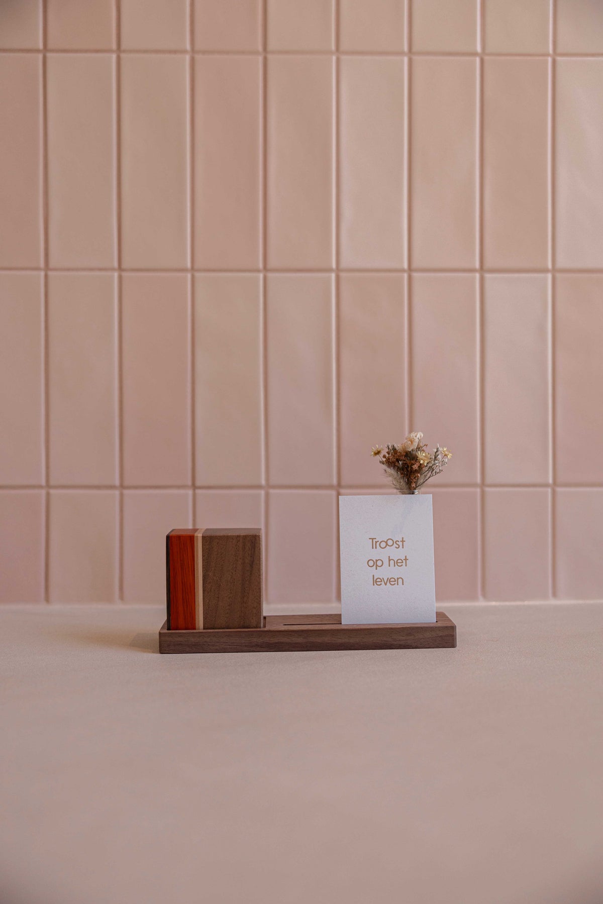 Houten mini urn 20 ml voor asverdeling, es, wengé & kers, met zwevend plankje | Stilte & Vorm