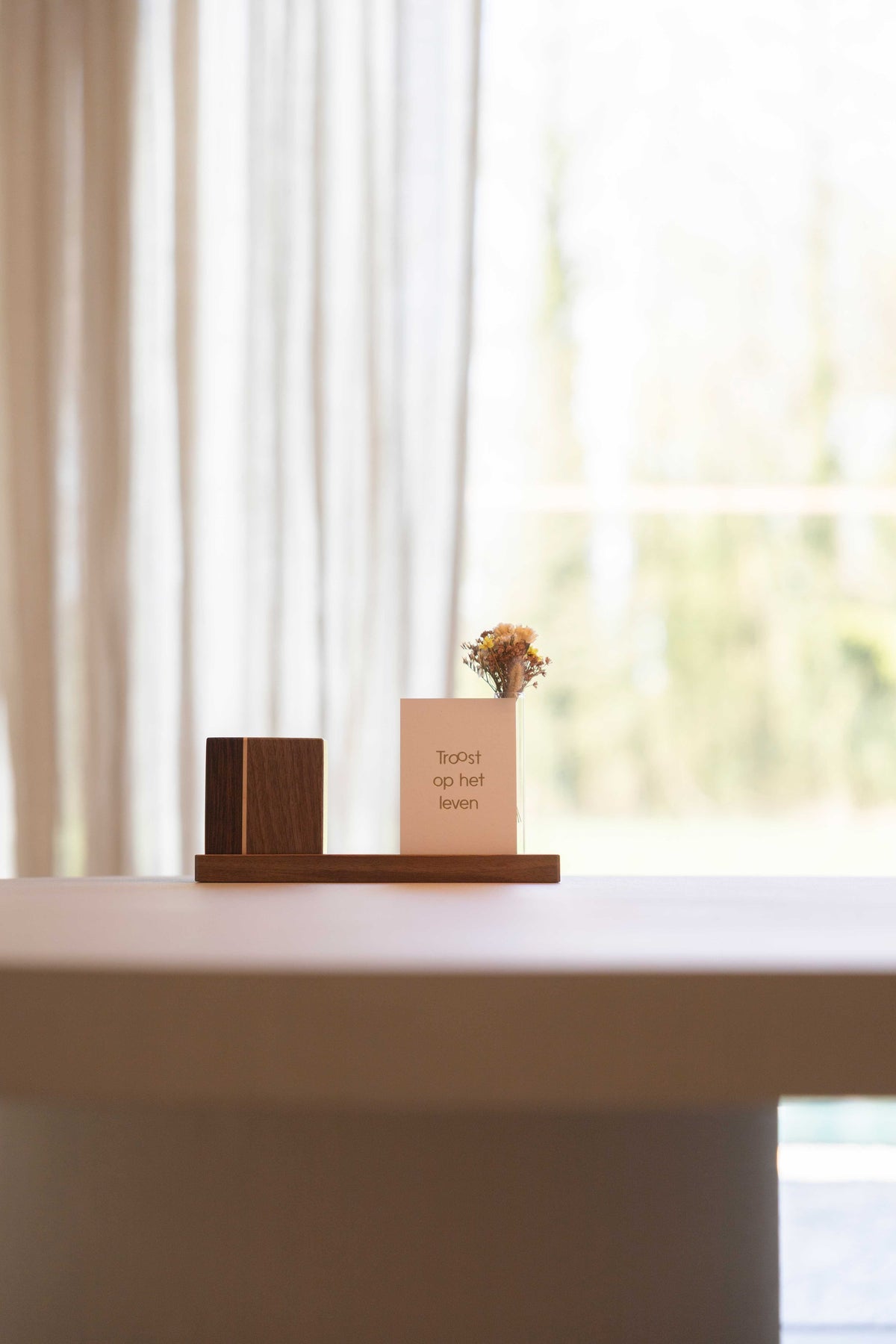 Houten mini urn 20 ml voor asverdeling, wengé, es & walnoot, met zwevend plankje | Stilte & Vorm