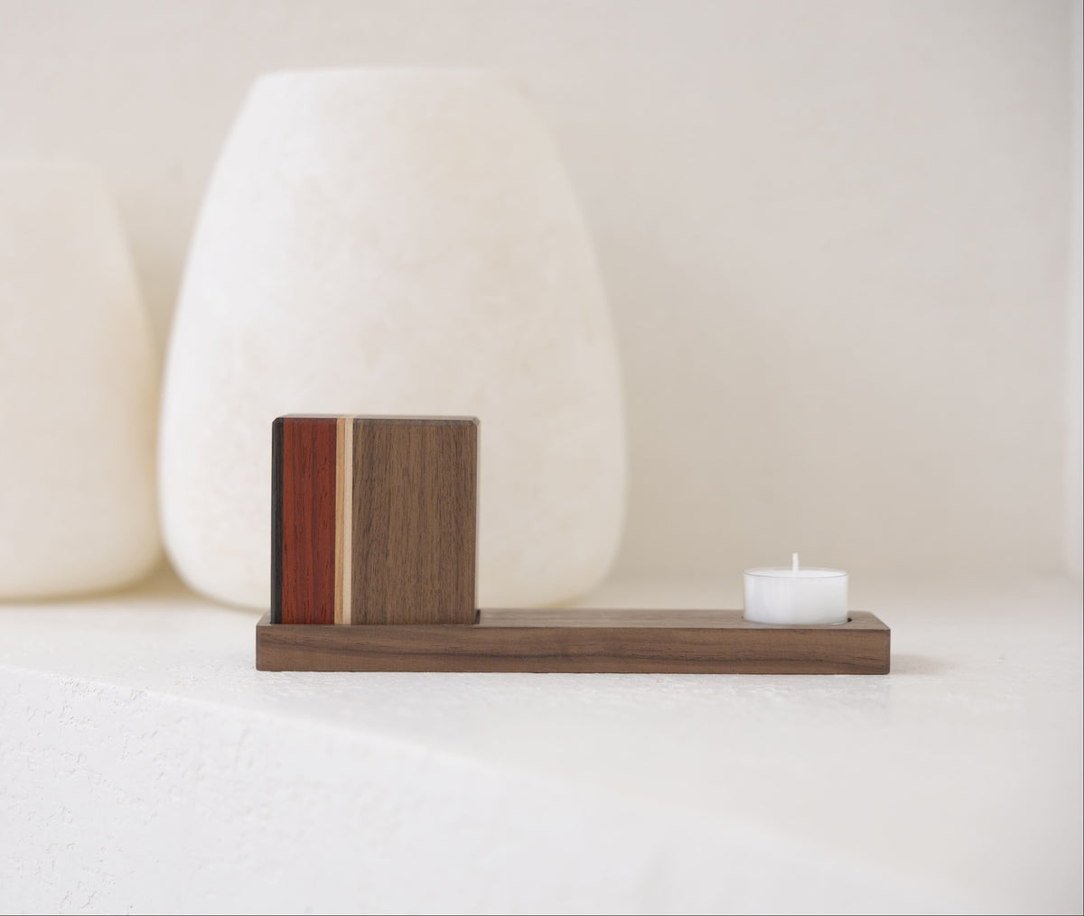 Houten mini urn 20 ml voor asverdeling, wengé, walnoot & es, met zwevend plankje | Stilte & Vorm