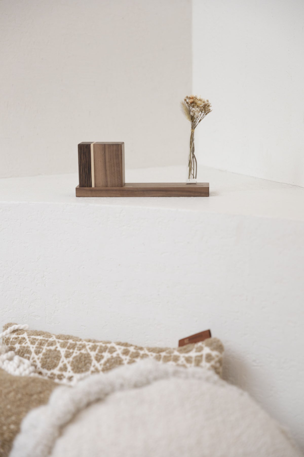 Houten mini urn 20 ml voor asverdeling, wengé & es, met zwevend plankje | Stilte & Vorm