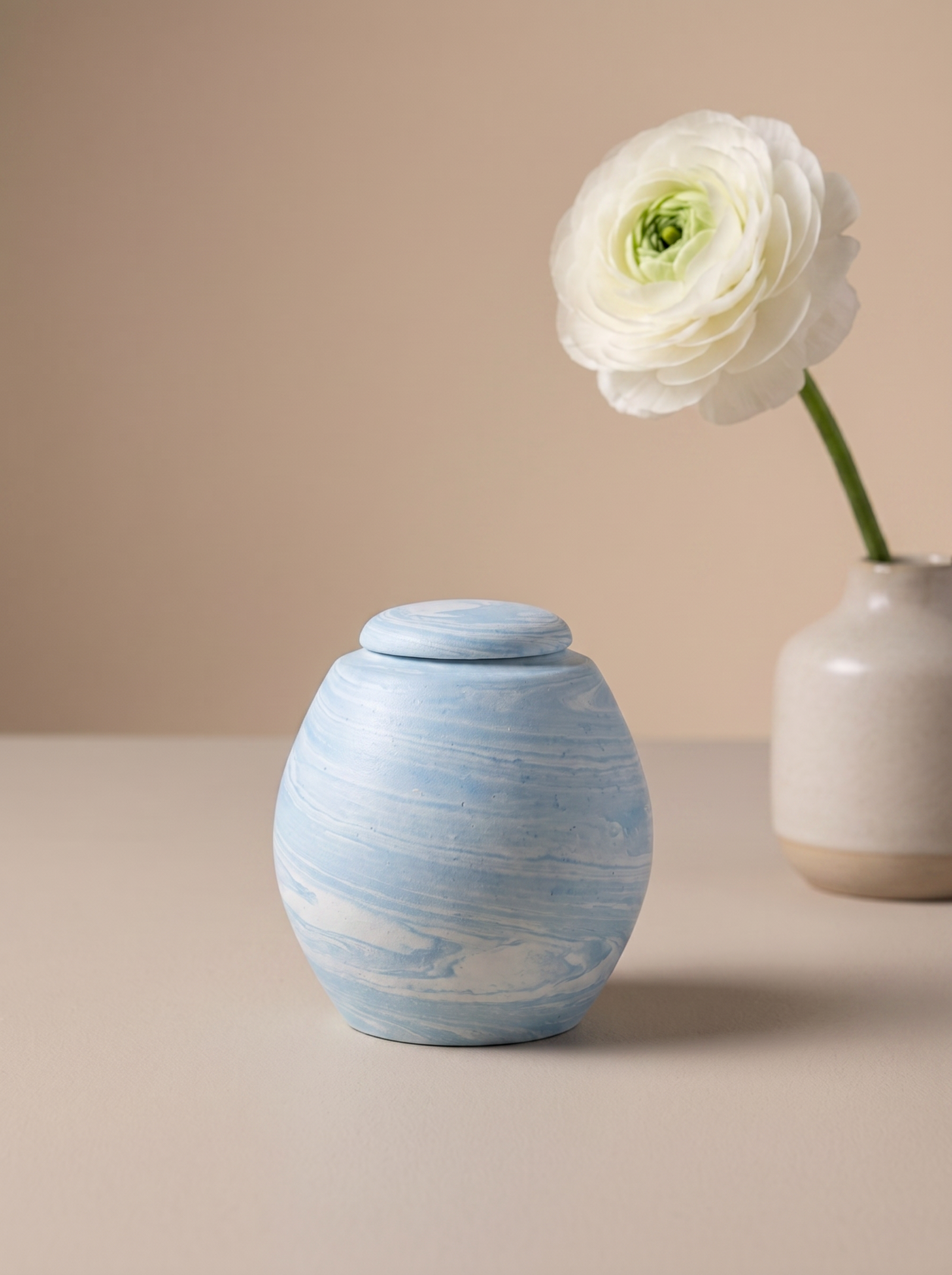 Mini urn 200 ml keramiek, Wolkje Hemelsblauw – kinderurn en baby urn | Stilte & Vorm