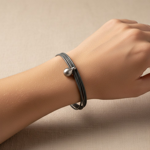 As armband dames Grijze Charm, edelstaal – assieraad gedenkarmband | Stilte & Vorm