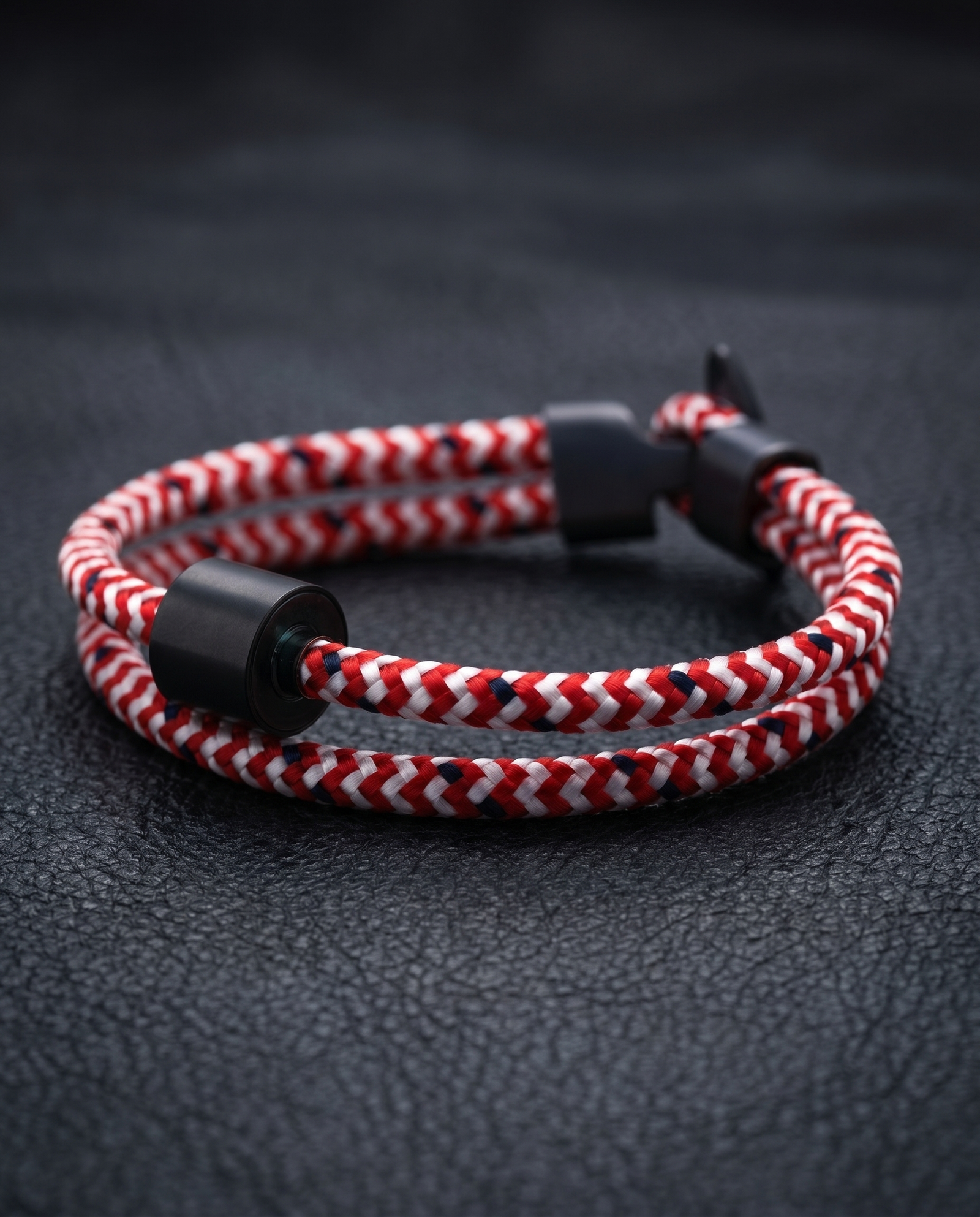 Rood & Wit Koord Armband in black edition