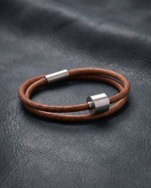 As armband heren Cognac Glad Leer, edelstaal – assieraad gedenkarmband | Stilte & Vorm