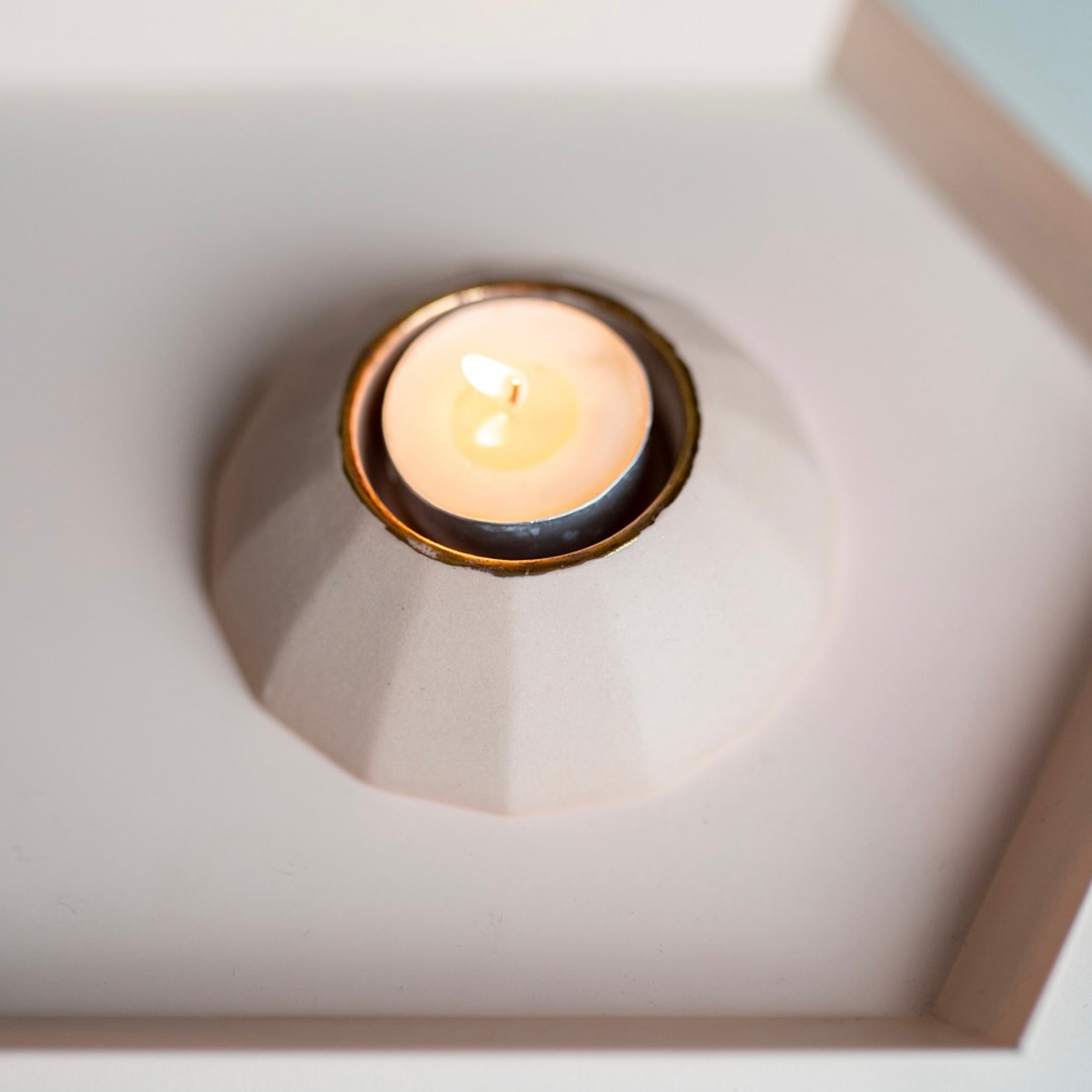 Waxinelichthouder bij urn karamel Goud – Meissa