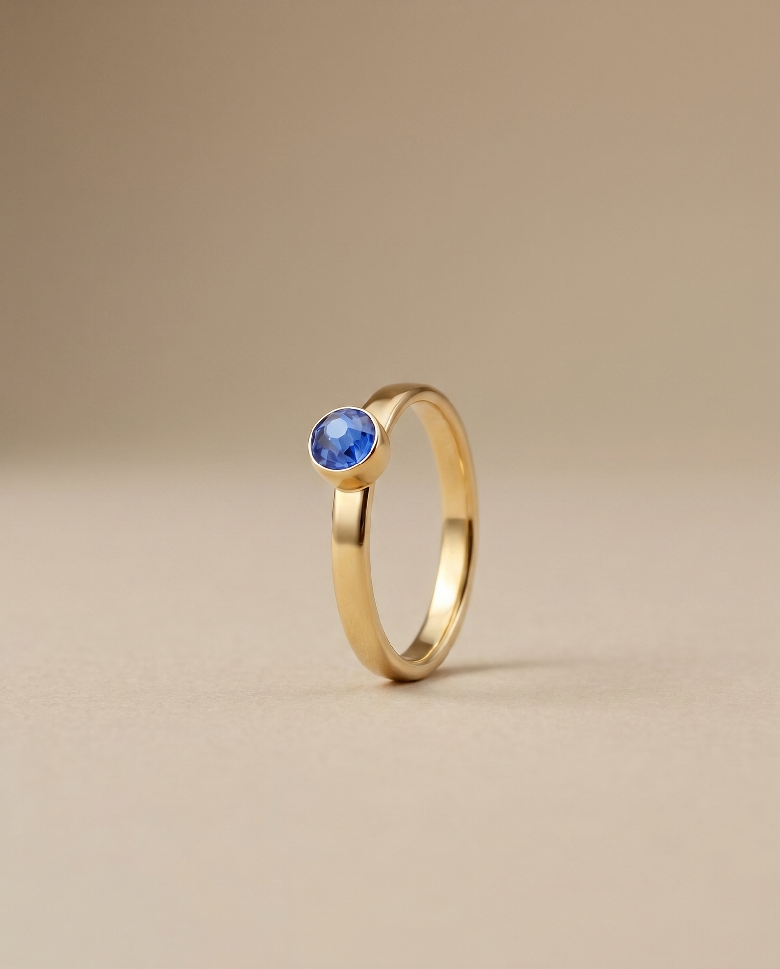 September Saffier Ring verguld
