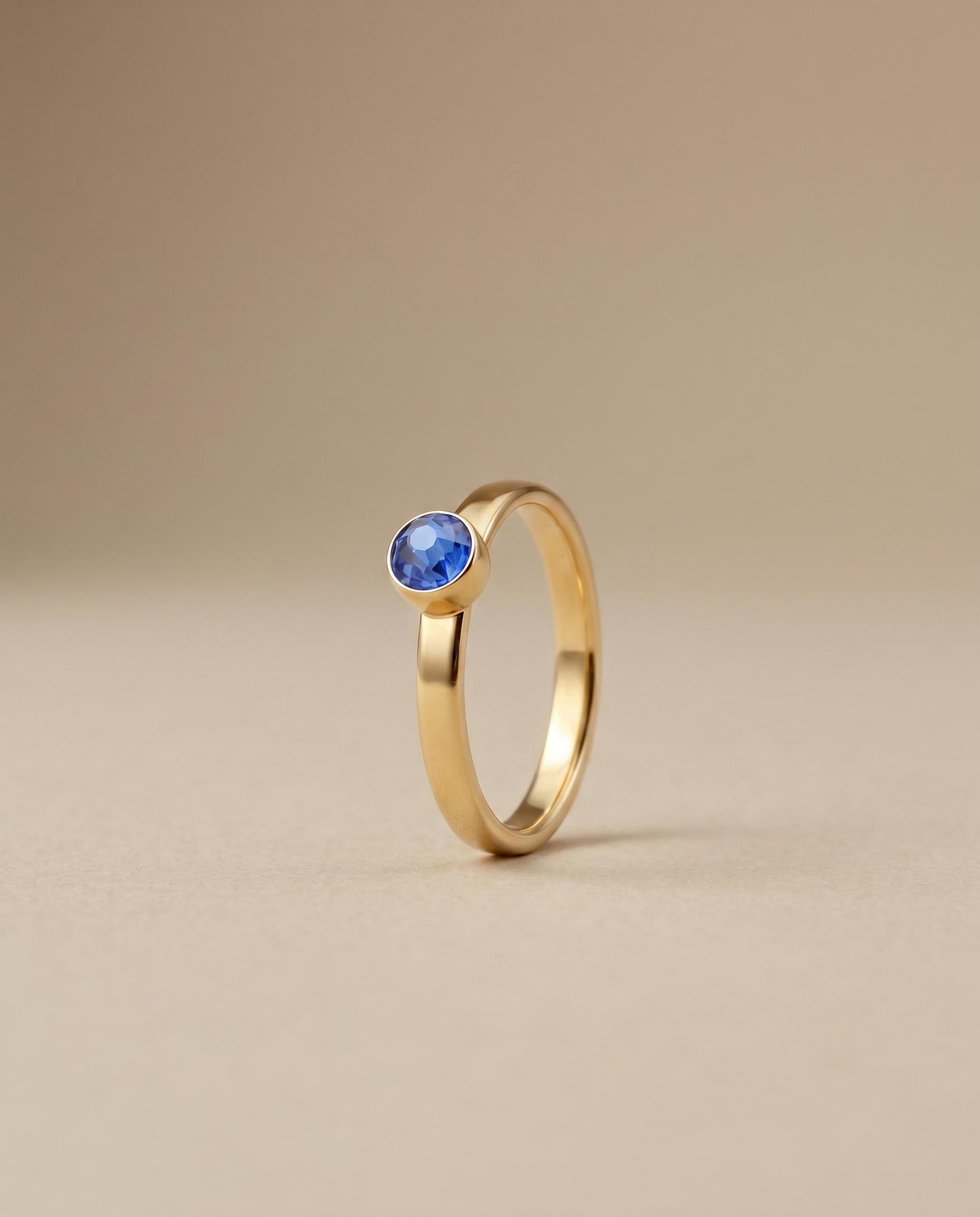 September Saffier Ring verguld