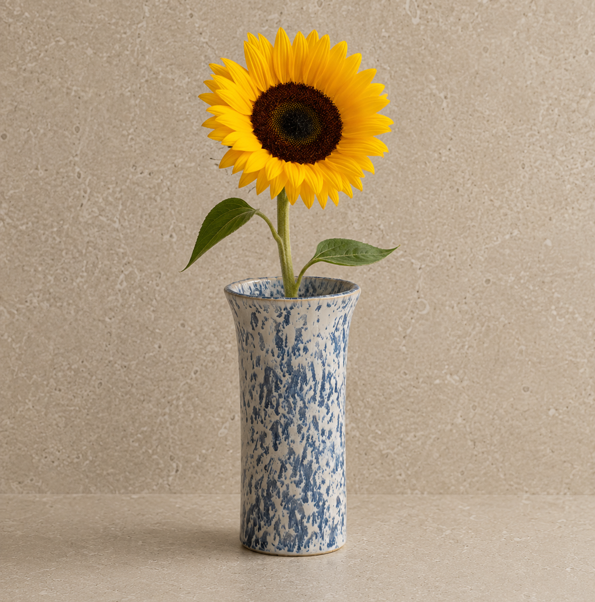 TULIPA – handgemaakt vaasje in wit & blauw gespikkeld keramiek