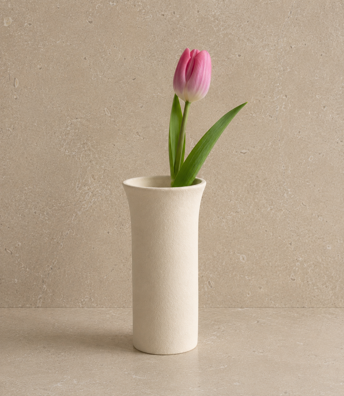 TULIPA – handgemaakt vaasje in zacht beige engobe